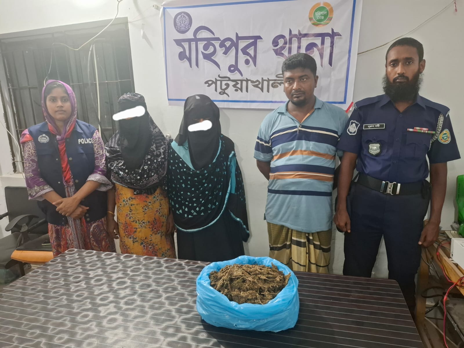 মহিপুরে ১ কেজি ৫৪০ গ্রাম গাঁজাসহ তিন মাদক ব্যবসায়ী গ্রেপ্তার